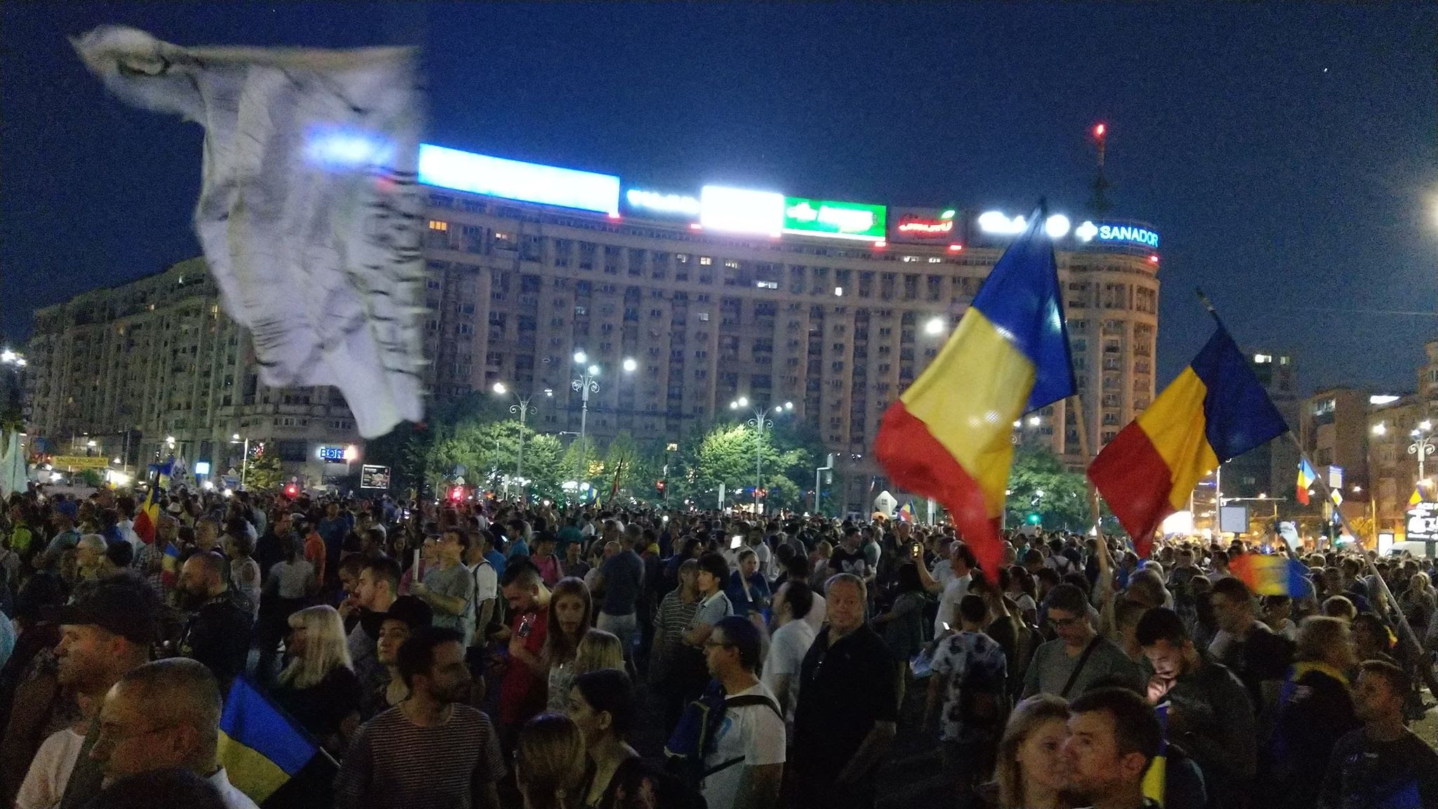 Noi proteste au loc, marți, 14 iulie, la sediile partidelor psd și pnl. Video Peste 12 000 De ManifestanÈ›i Au Fost In PiaÈ›a Victoriei Pentru A Treia SearÄƒ De Protest M E M E Psd Demisia Analfabeta PrezenÈ›a Jandarmilor Mult RedusÄƒ FaÈ›Äƒ De Serile Precedente