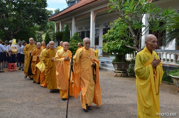 Chư Tôn đức tiến về Giác Linh Đường làm lễ Huý nhật