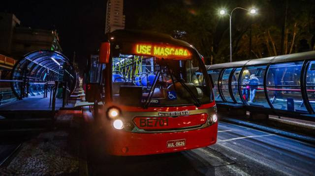 Curitiba volta a fechar bares e parques para frear coronavírus