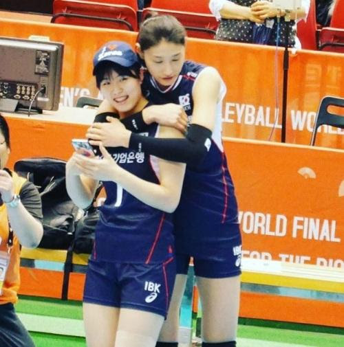 배구선수 이다영 김연경 불화설 숙소에서 쓰러진채 발견. ì–¸ë‹ˆ ìš°ë¦¬ ì¢‹ì•˜ìž–ì•„ ì´ìž¬ì˜ê³¼ ê¹€ì—°ê²½ ë°±í—ˆê·¸ ì‚¬ì§„ ëˆˆê¸¸ ë¶€ì‚°ì¼ë³´