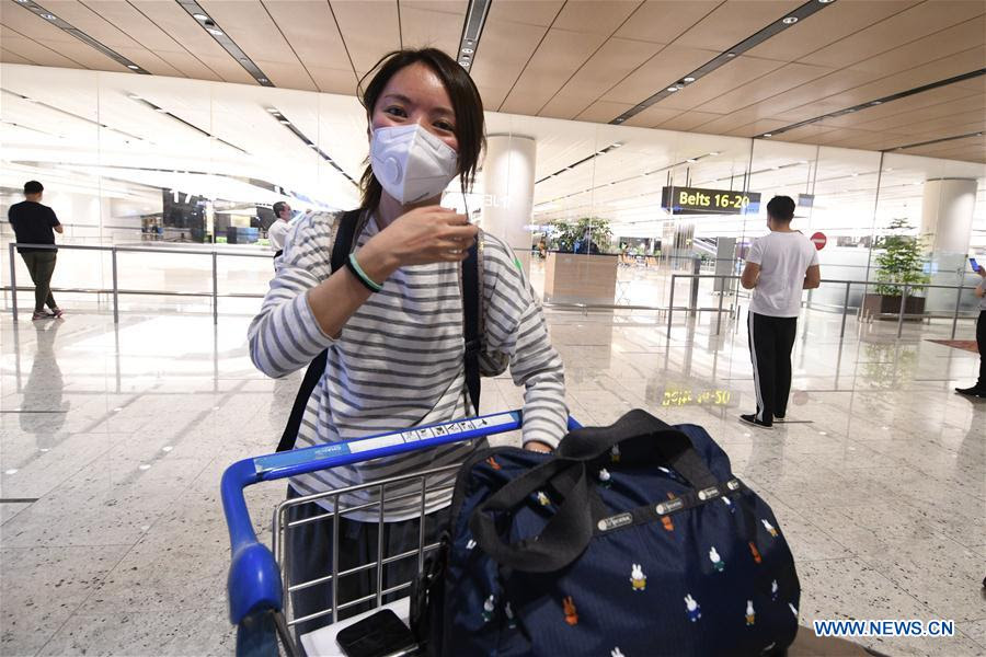 All passengers will undergo a swab test upon arrival, except for those arriving from hong kong on an atb flight. Feature Visitors From Chinese Mainland Enter Singapore After Easing Of Travel Restrictions Xinhua English News Cn