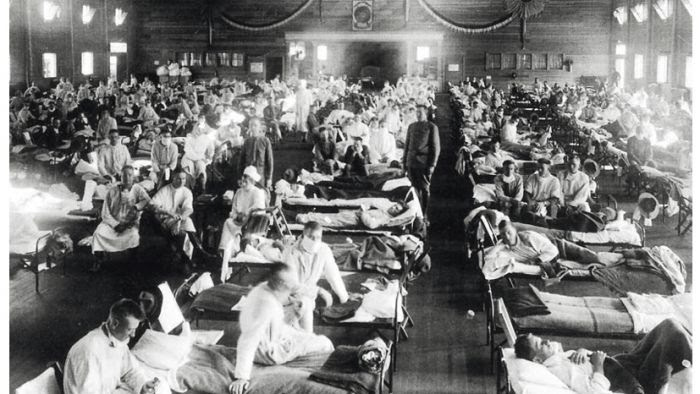 Les soldats d’un camp militaire  du Kansas, aux États-Unis, ont été les premiers touchés par la vague pandémique initiale, au printemps-été 1918.