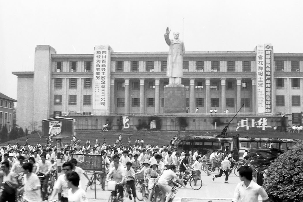 1989年春，學生和青年工人在成都天府廣場的毛主席塑像前展開示威活動。 6月4日，與北京和其他地方一樣，這裡的示威活動也遭到了政府的鎮壓。