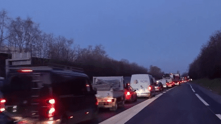 Colère des agriculteurs : les blocages créent de nombreux kilomètres de bouchons autour de Paris