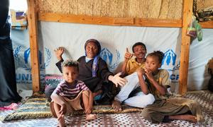 Familia desplazada en Aden, Yemen