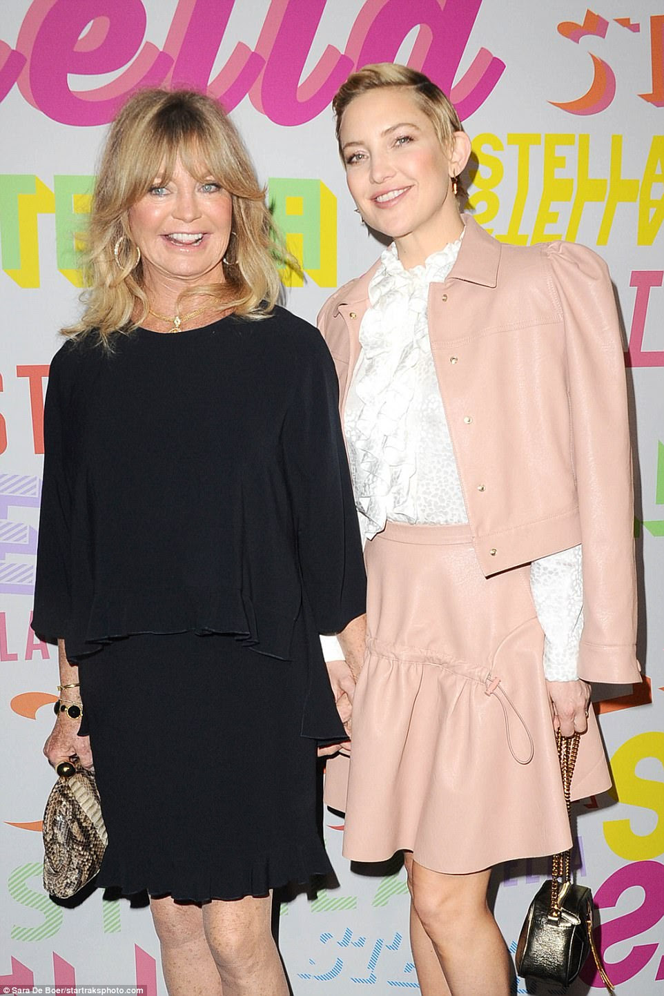 Tempo da família: a mãe de Kate, Goldie Hawn, havia virado para o evento Stella McCartney, juntando uma blusa preta com uma saia preta e posando ao lado de sua filha