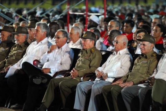 El General de Ejército Raúl Castro Ruz (C), Presidente de los Consejos de Estado y de Ministros, preside el Acto Nacional por el  62 Aniversario de los Asaltos  a los Cuarteles Moncada y Carlos Manuel de Céspedes, y el 500 Aniversario de la Villa de Santiago de Cuba, el 26 de julio de 2015.   AIN FOTO/  Yaciel Peña de la Peña