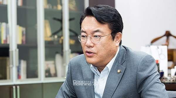 문재인 전 대표와 절친한 관계로 알려진 노영민 전 의원은 충청북도의 지역 언론인 '충북인뉴스'와의 인터뷰에서 참여정부 시절 전체 국정 현안 중의 95. ì •ì§„ì„ ë¬¸ìž¬ì¸ ëŒ€í†µë ¹ ê·¸ ë¬¸ìž¬ì¸ ì•„ë‹ˆë‹¤ êµ¿ëª¨ë‹ì¶©ì²­