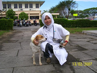 Gambar Pelajar Muslim Veterinar memegang Babi dan Anjing 