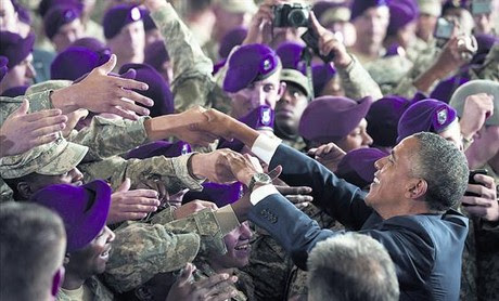 Obama recibe un saludo efusivo de los soldados tras su discurso en la base militar de Fort Bragg, ayer.