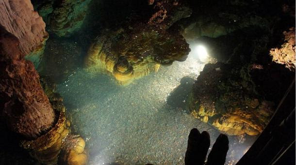 The dark pools in the Luray Caverns are filled with coins and other tokens thrown in by visitors and hopeful wishers. 'Wishing Well' of Luray Caverns, Virginia, USA.