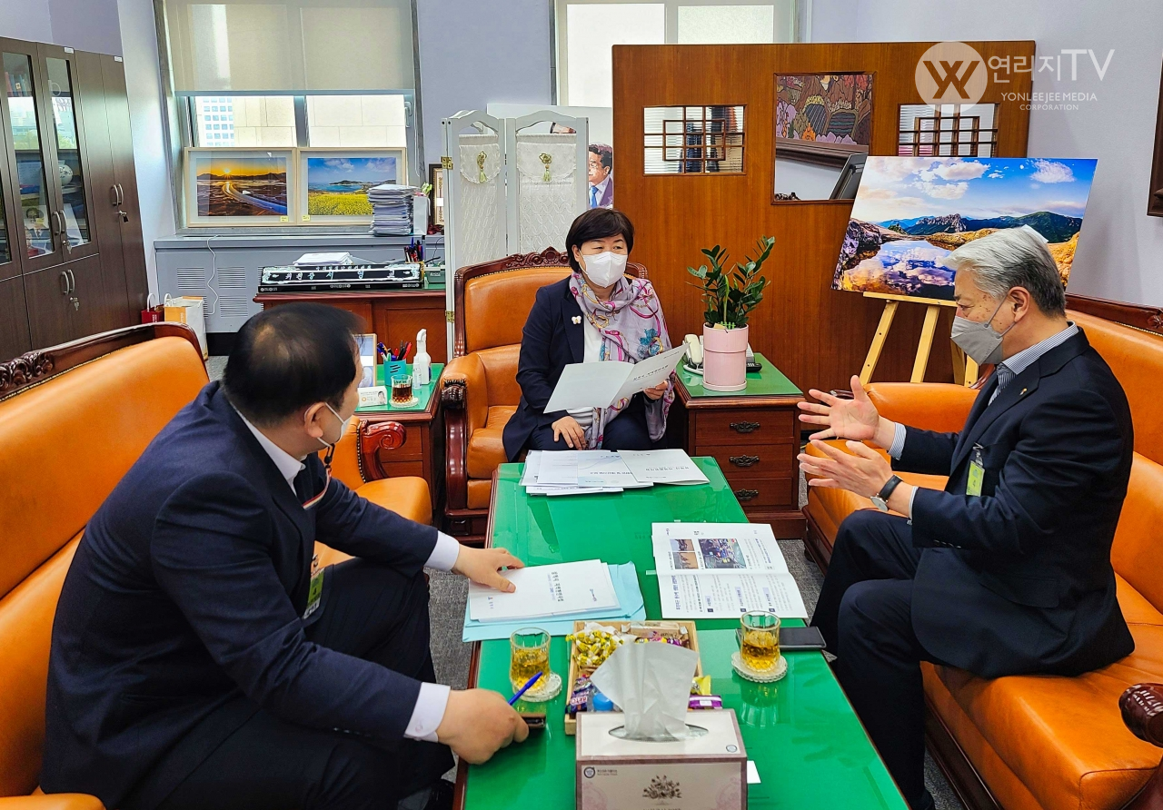 삼척타임뉴스=이수빈기자김양호 삼척시장은 8월 25일 오전 11시 미로면복지회관에서 진행되는 제1회 삼척실버축제 참석했다. ì‚¼ì²™ì‹œ ê¹€ì–'í˜¸ ì‚¼ì²™ì‹œìž¥ í–‰ì •ì•ˆì €ìœ„ì›ìž¥ ë©´ë‹´ ì—°ë¦¬ì§€tv