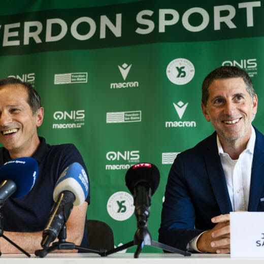 Mario Di Pietrantonio, gauche, le president sortant du club de football Yverdon Sport FC, et Jeffrey Saunders, droite, le nouveau president du club de football Yverdon Sport FC parlent lors d'une conference de presse le jeudi 29 juin 2023 a Yverdon (KEYSTONE/Jean-Christophe Bott)