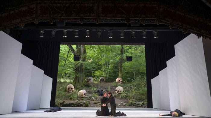 Dans les Vosges, le Théâtre du Peuple de Bussang propose deux versions d'Hamlet sur la même scène