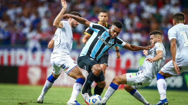 Grêmio perde confronto direto com o Bahia e fica mais perto da Série B