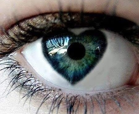 Un oeil avec un coeur en iris