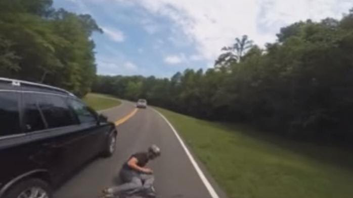 VIDEO. Etats-Unis : un cycliste se fait violemment percuter par une voiture