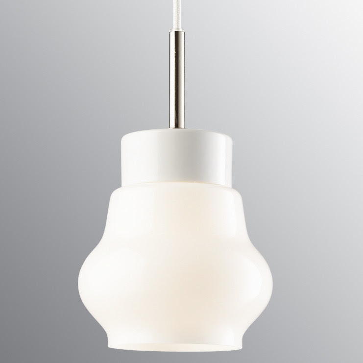 Die schicke esstischlampe ist günstig aus der eu zu haben: Elegante Pendelleuchte Im Skandinavischen Design Bestehend Aus Einem Glasschirm An Einer Keramikhalterung