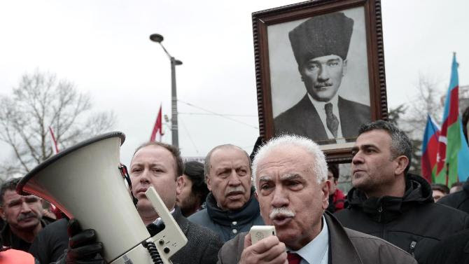 Türk siyasetçi Doğu Perinçek Türk İşçi Partisi Strasbourg doğu Fransız kentinde Avrupa İnsan Hakları Mahkemesi önünde yaptığı duruşmadan sonra, 28 Ocak 2015 tarihinde konuşuyor Sol-kanat (C)