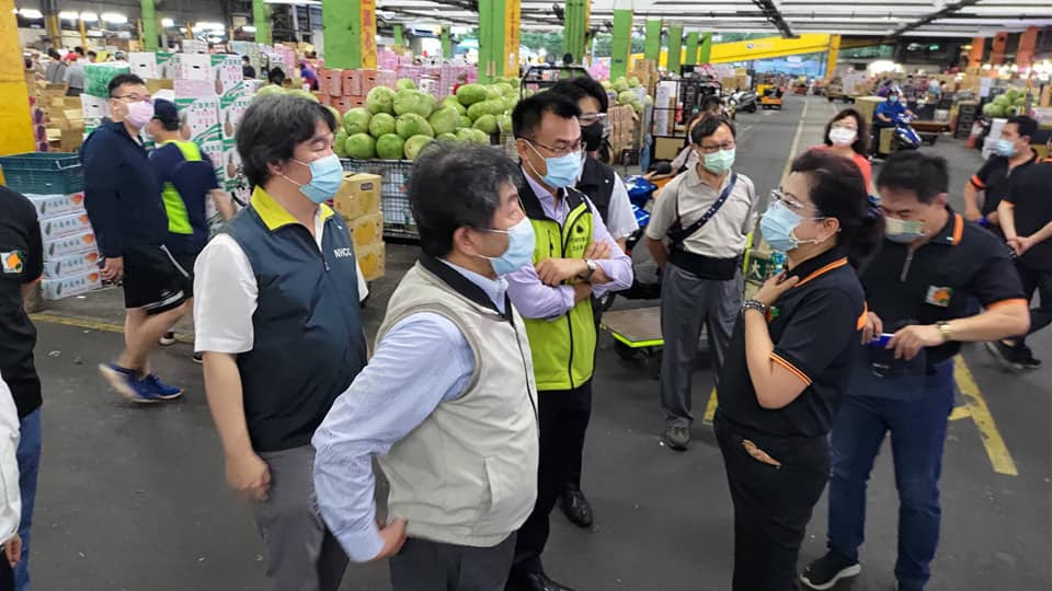 中央流行疫情指揮中心指揮官陳時中今晨赴北農第一果菜市場、第二果菜市場及新北三重果菜視察視察。 圖：翻攝王必勝臉書