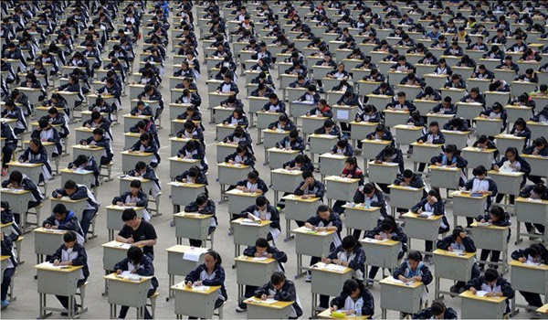 Hơn 1.700 học sinh thi học kỳ tại một sân chơi ngoài trời của một trường trung học cơ sở ở Thiểm Tây, Trung Quốc ngày 11/4/2015 với lý do không gian trong nhà quá chật chội. Ảnh: Reuters.