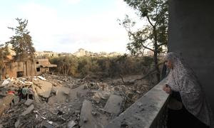 Una mujer en medio de la destrucción en Rafah, en el sur de la Franja de Gaza.