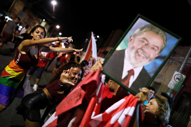 Seguidores del candidato del PT brasileño, Fernando Haddad,, sostienen un retrato de Luiz Inacio Lula da Silva, durante la jornada de la primera vuelta de las elecciones presidenciales, en la localidad de Fortaleza. REUTERS/Nacho Doce