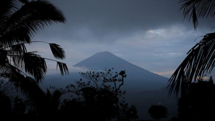 VIDEO. A Bali, un volcan menace d'entrer en éruption pour la première fois depuis plus d'un demi-siècle