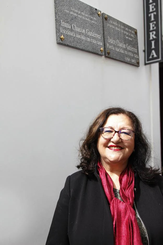 Inma descubrió la placa que tiene junto a la de su hermana. :: i. c./