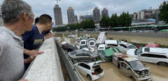 Des voitures amoncelées après les fortes pluies qui ont frappé la ville de Zhengzhou, dans le Henan, en Chine, le 21 juillet 2021.