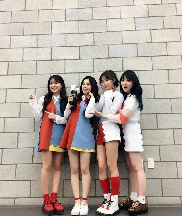 없는 멤버 자리 비워두는 따수운 레드벨벳.jpg | 인스티즈