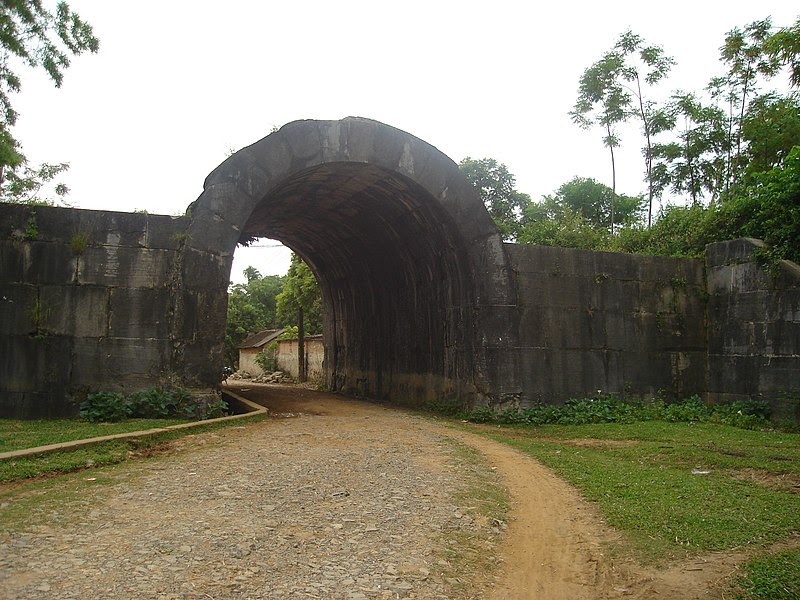 Tập tin:Tay Do castle East gate.JPG