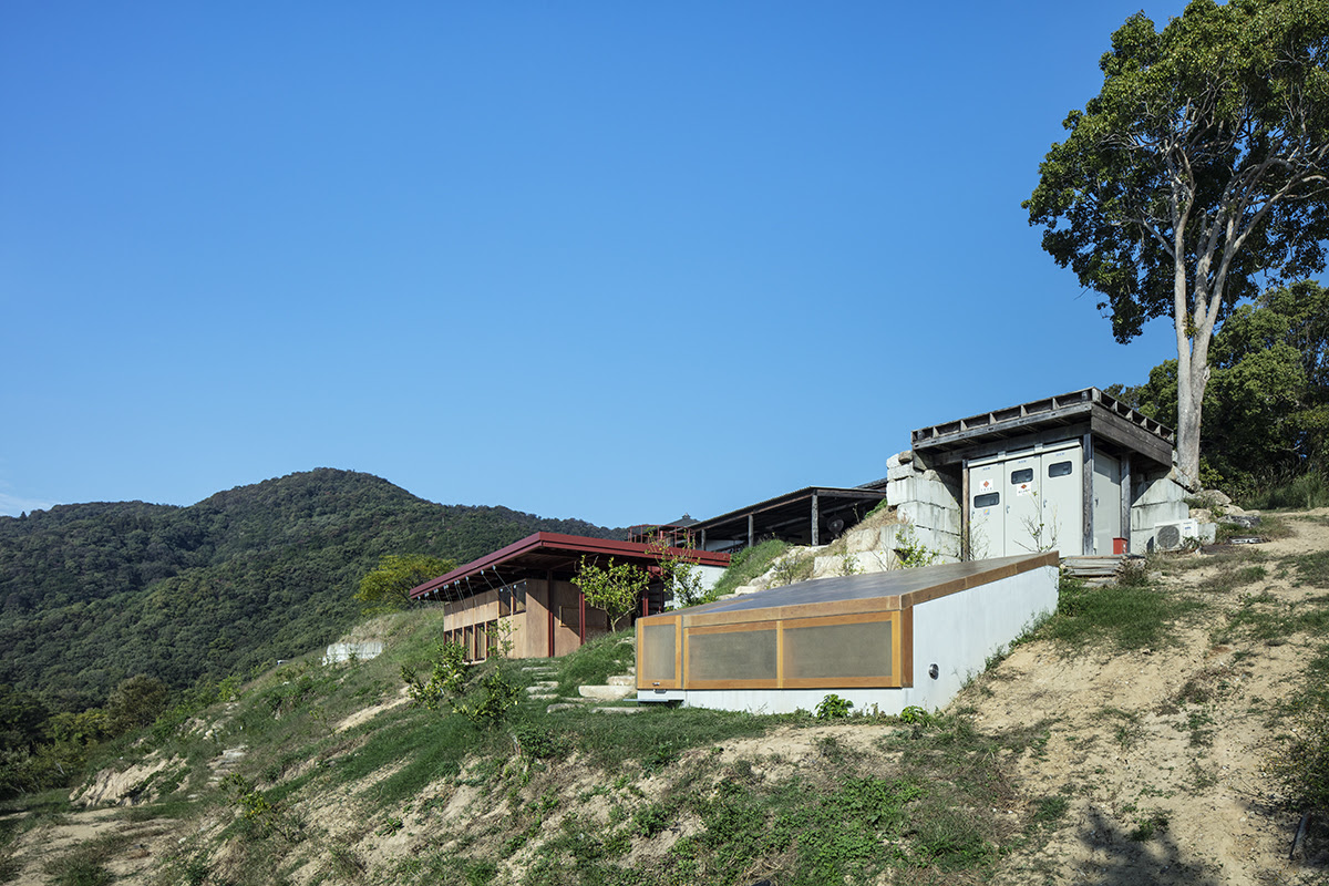 Vista de la construcción en la montaña