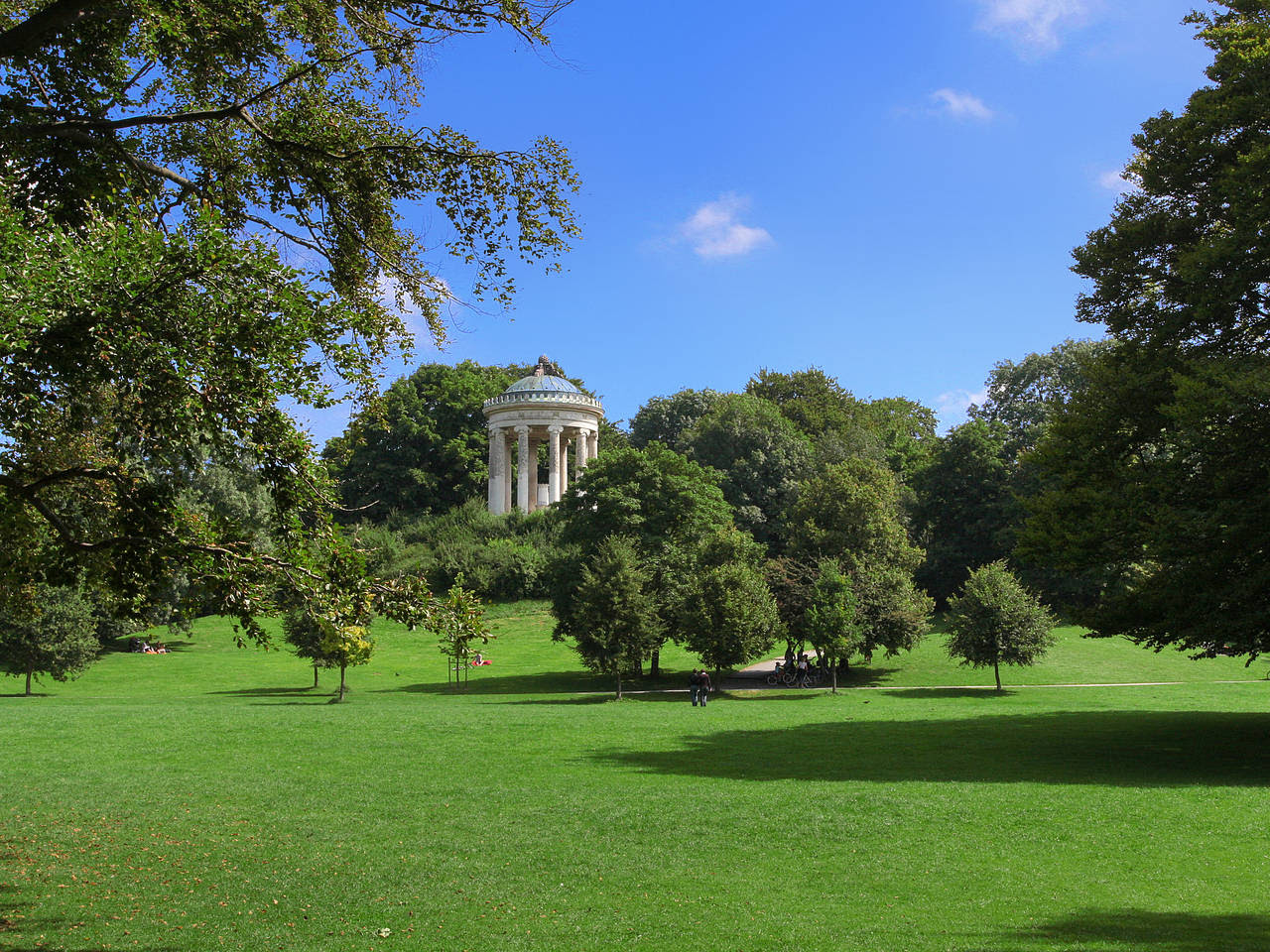 Eien englischen garten kann man auch auf dem eigenen grundstück anlegen. Englischer Garten Munchen Monopterus Teehaus