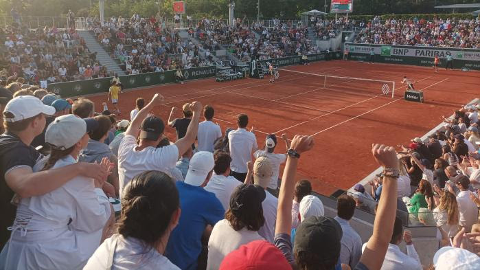 REPORTAGE. Roland-Garros 2023 : Marseillaise, balle de foot et kop d'ultras... Dans les travées du court 14, l'arène des Tricolores