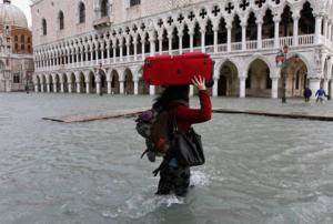 Acqua alta a Venezia (Ansa)