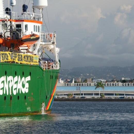 Kingston, le 16 mars 2023. Un bateau de Greenpeace vient mettre la pression auprès de l’Autorité internationale des fonds marins, l’organisation onusienne qui pourrait délivrer des permis d’exploitation minière des grands fonds marins.