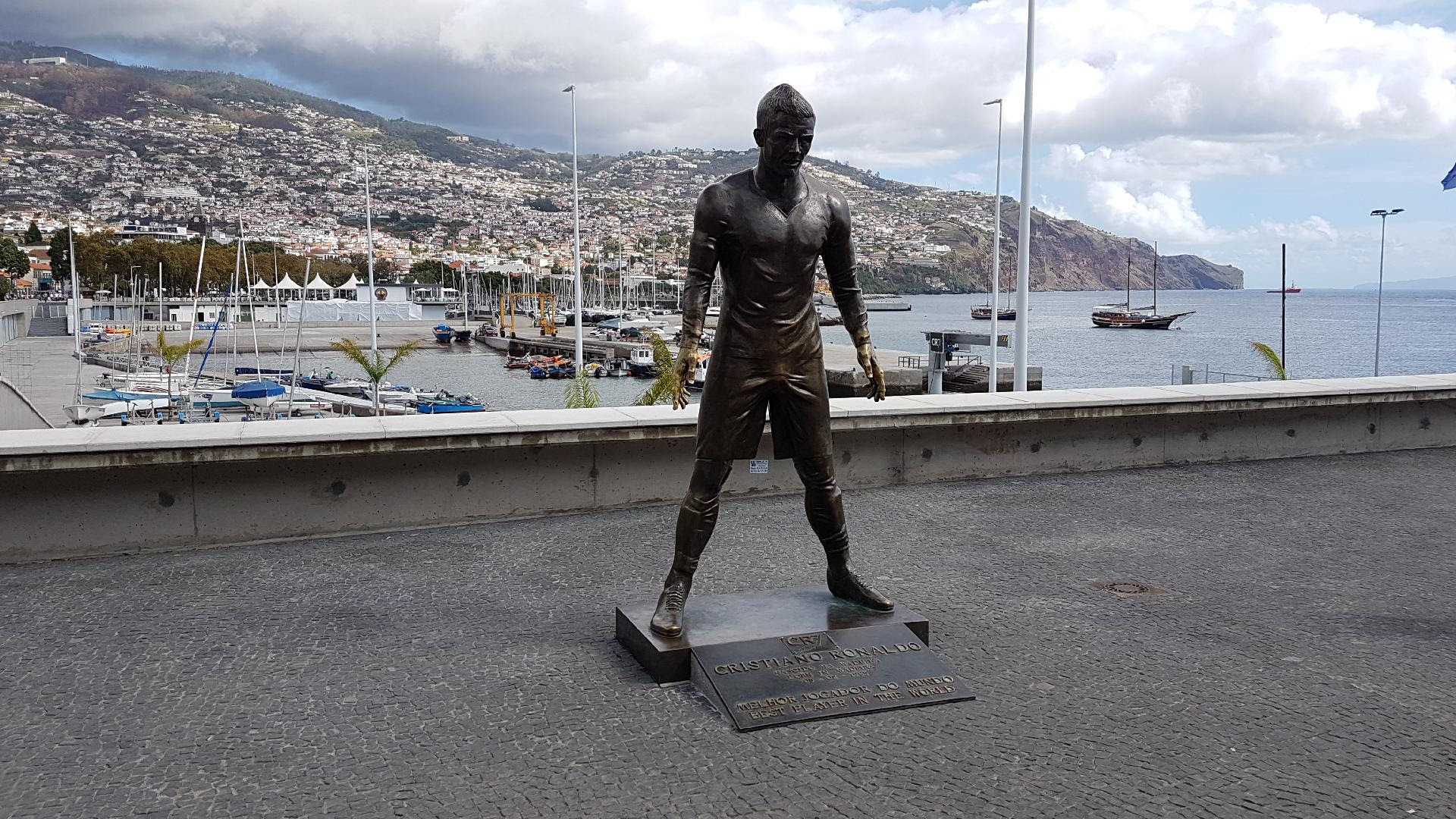 Ronaldo Statue : Cristiano Ronaldo's New Statue Has a Very Impressive
