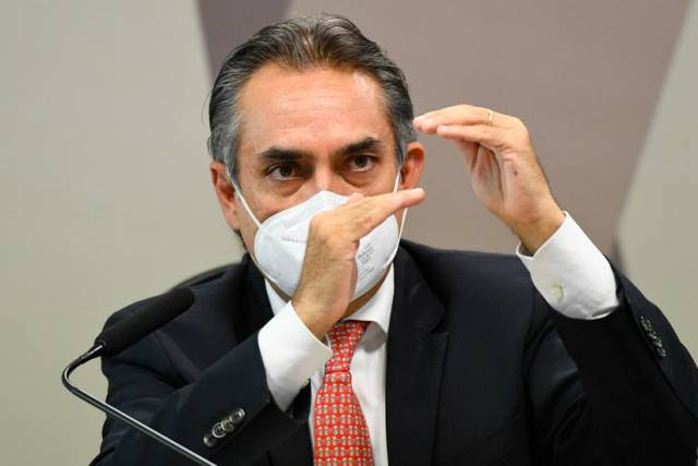 Diretor da Pfizer escancara atraso letal de Bolsonaro na compra de vacinas