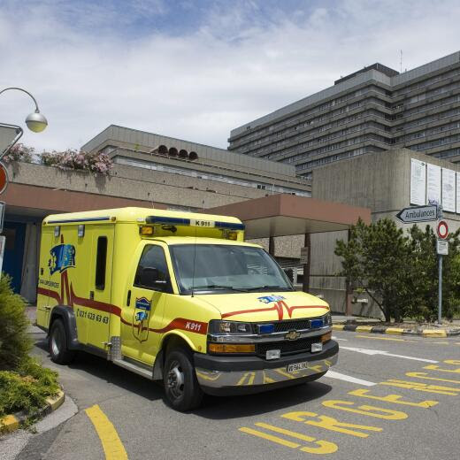 Les hôpitaux ne devraient plus dépendre des cantons, estiment des élus PLR. Ici le bâtiment principal du Centre hospitalier universitaire vaudois, CHUV, en juin 2010.