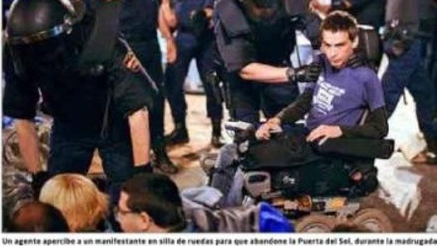 Pablo Soto durante una intervención policial en Sol. Portada de El Mundo del 14 de mayo de 2012.