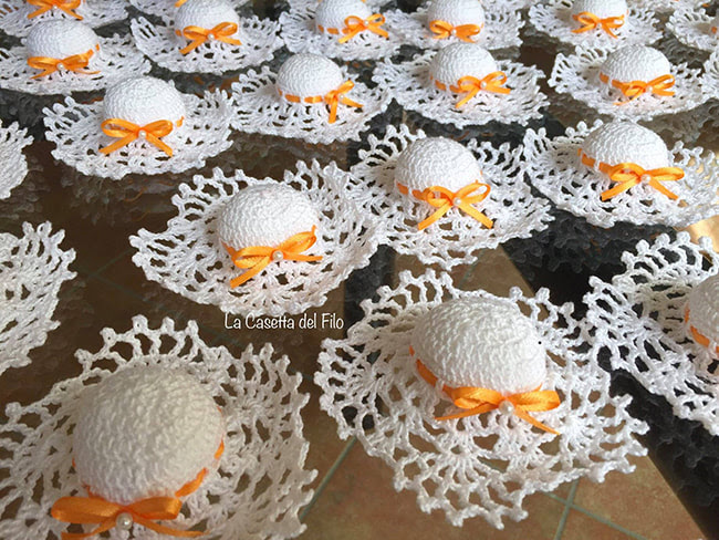 Trova tantissime idee per centrini uncinetto per bomboniere. Bomboniera Uncinetto Cappellino Bomboniere Uncinetto Ricamo A Punto Croce Bomboniere In Pasta Di Mais Scarpine Per I Bambini Amigurumi E Tanto Altro Ancora