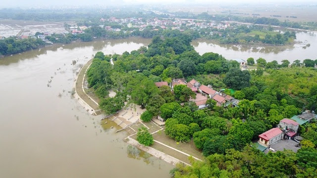 Chùa Bà Đanh nằm cạnh sông Đáy