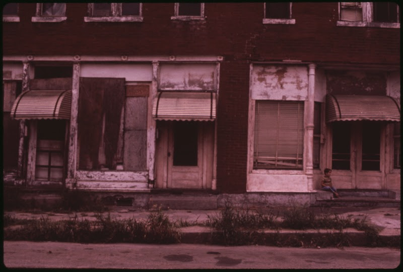 File:MULKY SQUARE, AN ISOLATED, LOW-INCOME AREA ON THE CITY'S WEST SIDE, IS SOON TO BE TORN UP TO MAKE WAY FOR A NEW... - NARA - 553552.tif