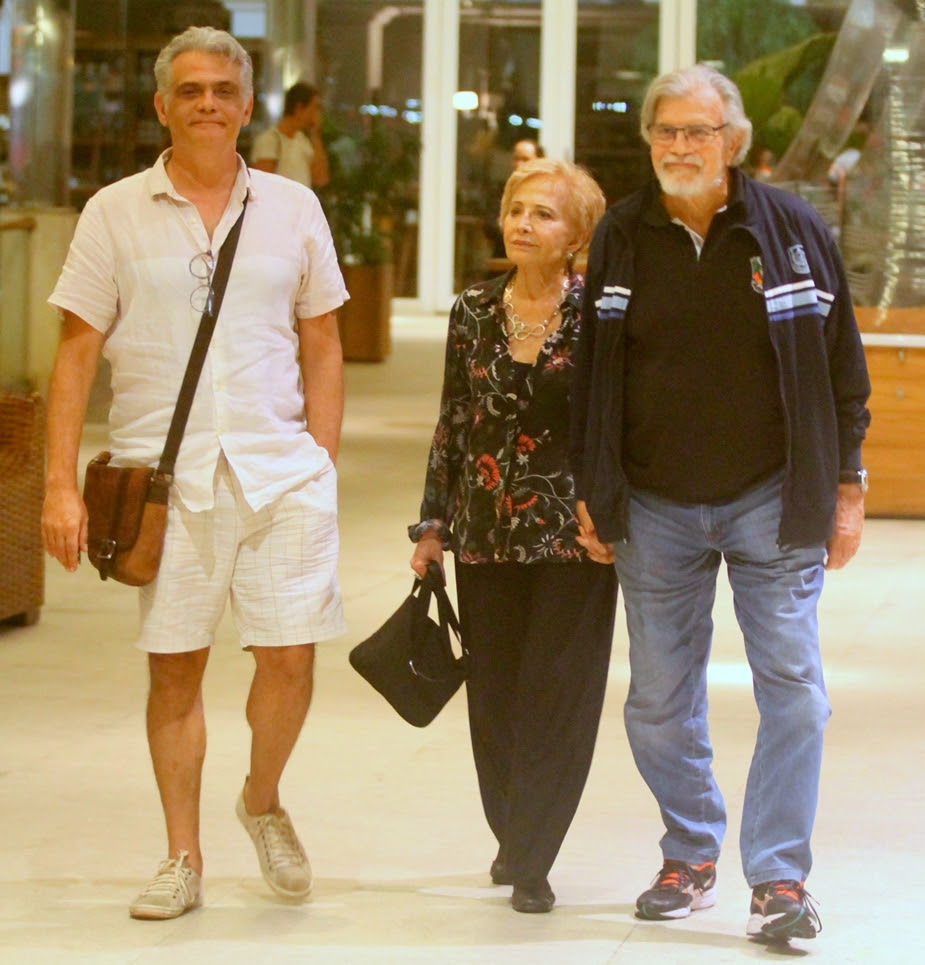 Conheça os filhos de tarcísio meira e saiba porque o ator chorou ao lado de sua esposa aos 84 anos. Tarcisio Meira Gloria Menezes E Tarcisio Filho Sao Clicados Em Passeio No Shopping