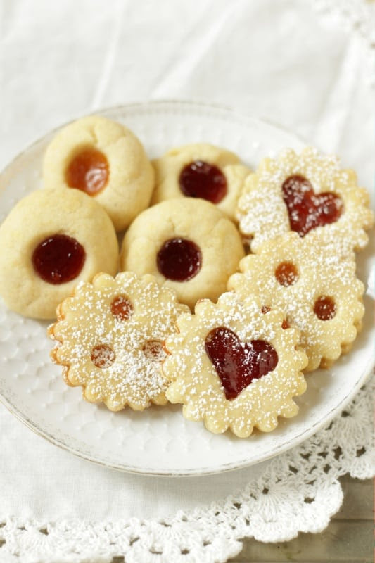Recipe for coconut macroons, only 3 ingredients | lilvienna.com @lilvienna #kokosbusserl #cookies #cookierecipe. Traditional Austrian Linzer Cookies Jam Thumbprints Living On Cookies