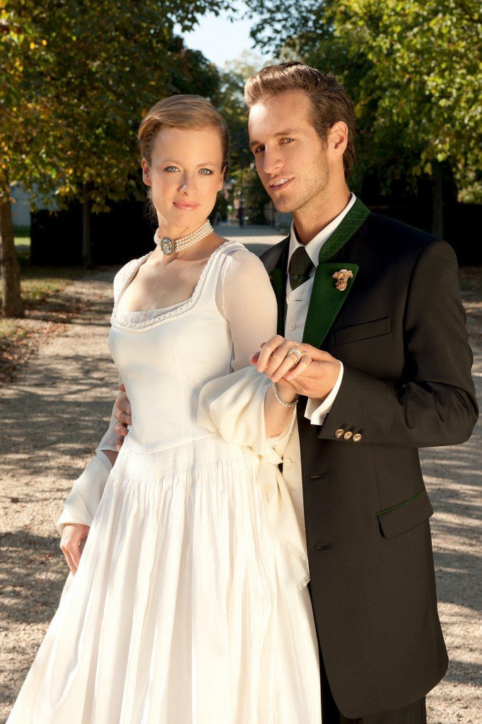 Längst sind die trachtenkleider auch über die bayerischen landesgrenzen hinaus eine beliebte alternative zum klassischen brautkleid. Dirndl Fur Die Braut Hochzeitsdirndl Gossl Brautdirndl