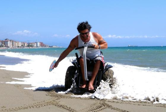 A Genny Mobility tem versões esportivas, com rodas mais largas, que permitem andar em superfícies como areia, neve e terra com facilidade