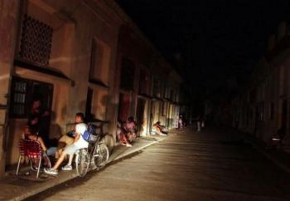 Los cubanos salen a la calle cuando se va la luz (foto del autor)