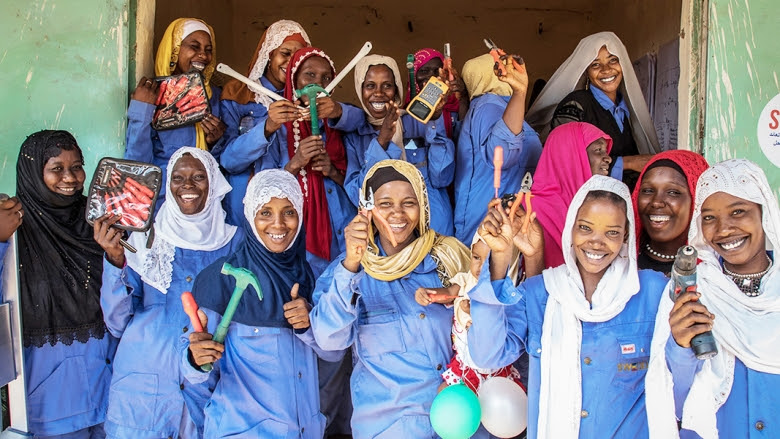 En Chad y otros paÃ­ses donde funciona, el proyecto SWEDD ya ha brindado capacitaciÃ³n profesional a casi 100 000 mujeres para que puedan realizar actividades generadoras de ingresos. Foto: Â© Vincent Tremeau / Banco Mundial